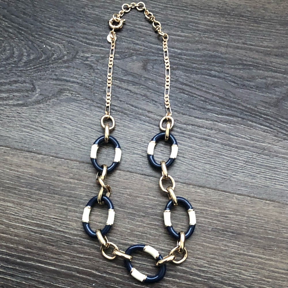 Elegant modern chain necklace.